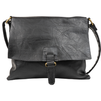 Besonders flache Umhängetasche aus weichem Kunstleder