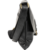 Besonders flache Umhängetasche aus weichem Kunstleder