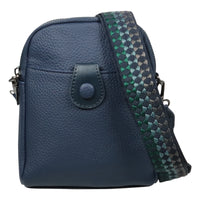 Kleine Tasche mit modischem Stoffgurt