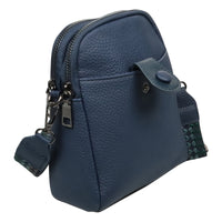 Kleine Tasche mit modischem Stoffgurt