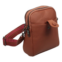 Kleine Tasche mit modischem Stoffgurt