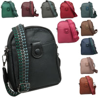 Kleine Tasche mit modischem Stoffgurt