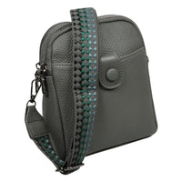 Kleine Tasche mit modischem Stoffgurt