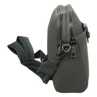 Kleine Tasche mit modischem Stoffgurt