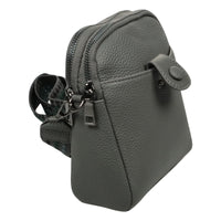 Kleine Tasche mit modischem Stoffgurt