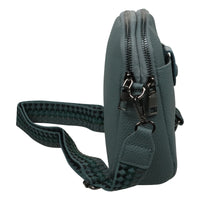 Kleine Tasche mit modischem Stoffgurt