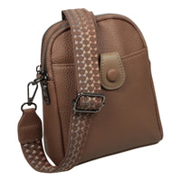 Kleine Tasche mit modischem Stoffgurt