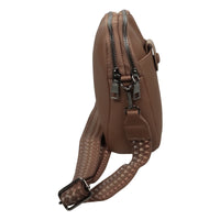 Kleine Tasche mit modischem Stoffgurt