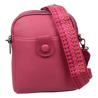 Kleine Tasche mit modischem Stoffgurt