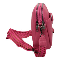 Kleine Tasche mit modischem Stoffgurt