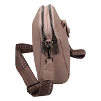 Kleine Tasche mit modischem Stoffgurt