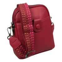 Kleine Tasche mit modischem Stoffgurt