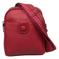 Kleine Tasche mit modischem Stoffgurt