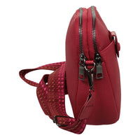 Kleine Tasche mit modischem Stoffgurt