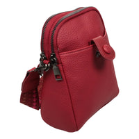 Kleine Tasche mit modischem Stoffgurt