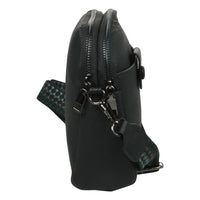 Kleine Tasche mit modischem Stoffgurt