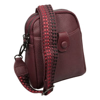 Kleine Tasche mit modischem Stoffgurt