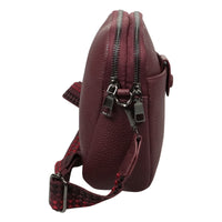 Kleine Tasche mit modischem Stoffgurt