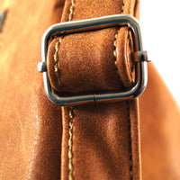 flache Umhängetasche aus robustem Kunstleder mit großer Deckelklappe