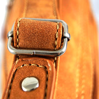 sehr flache Umhängetasche aus Kunstleder in Wildlederoptik