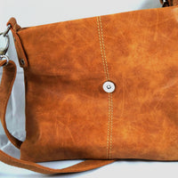 sehr flache Umhängetasche aus Kunstleder in Wildlederoptik