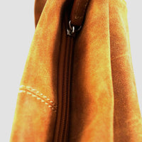 sehr flache Umhängetasche aus Kunstleder in Wildlederoptik