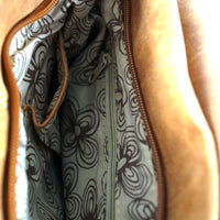 sehr flache Umhängetasche aus Kunstleder in Wildlederoptik