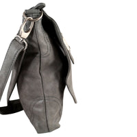 flache Umhängetasche aus robustem Kunstleder mit großer Deckelklappe