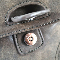 flache Umhängetasche aus robustem Kunstleder mit großer Deckelklappe