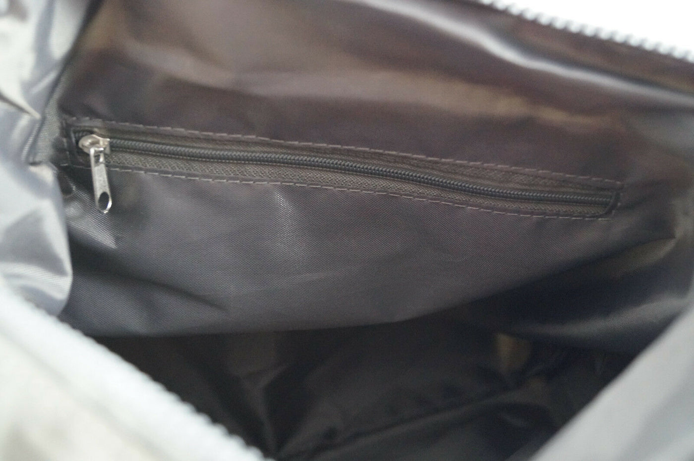 sportliche, leichte Umhängetasche aus wasserabweisendem Nylon mit vielen Außenfächern