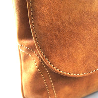 flache Umhängetasche aus robustem Kunstleder mit großer Deckelklappe