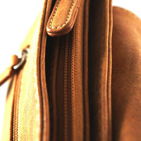 flache Umhängetasche aus robustem Kunstleder mit großer Deckelklappe