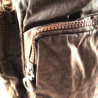 sportliche, leichte Umhängetasche aus wasserabweisendem Nylon mit vielen Außenfächern