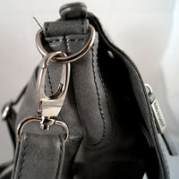 flache Umhängetasche aus robustem Kunstleder mit großer Deckelklappe