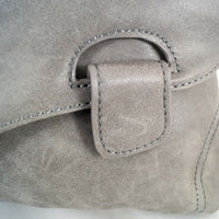 flache Umhängetasche aus robustem Kunstleder mit großer Deckelklappe