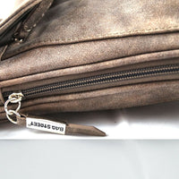 in der Größe variable Umhängetasche aus Kunstleder in Wildlederoptik