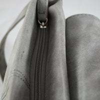 flache Umhängetasche in Wildlederoptik