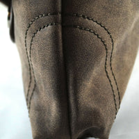 flache Umhängetasche aus robustem Kunstleder mit großer Deckelklappe