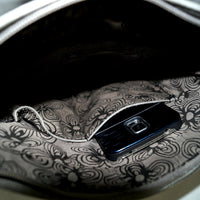 flache Umhängetasche aus robustem Kunstleder mit großer Deckelklappe