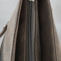 flache Umhängetasche aus robustem Kunstleder mit großer Deckelklappe