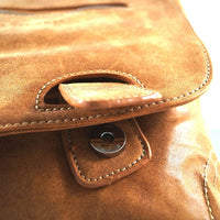 flache Umhängetasche aus robustem Kunstleder mit großer Deckelklappe