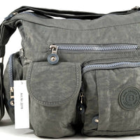 sportliche, leichte Umhängetasche aus wasserabweisendem Nylon mit vielen Außenfächern