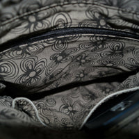 flache Umhängetasche aus robustem Kunstleder mit großer Deckelklappe