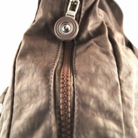 sportliche, leichte Umhängetasche aus wasserabweisendem Nylon mit vielen Außenfächern