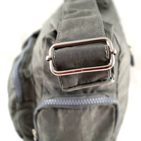 sportliche, leichte Umhängetasche aus wasserabweisendem Nylon mit vielen Außenfächern