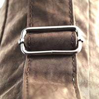 sportliche, leichte Umhängetasche aus wasserabweisendem Nylon mit vielen Außenfächern