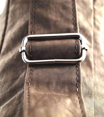sportliche, leichte Umhängetasche aus wasserabweisendem Nylon mit vielen Außenfächern