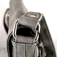 flache Umhängetasche aus robustem Kunstleder mit großer Deckelklappe