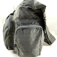 sportliche, leichte Umhängetasche aus wasserabweisendem Nylon mit vielen Außenfächern