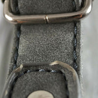 flache Umhängetasche in Wildlederoptik